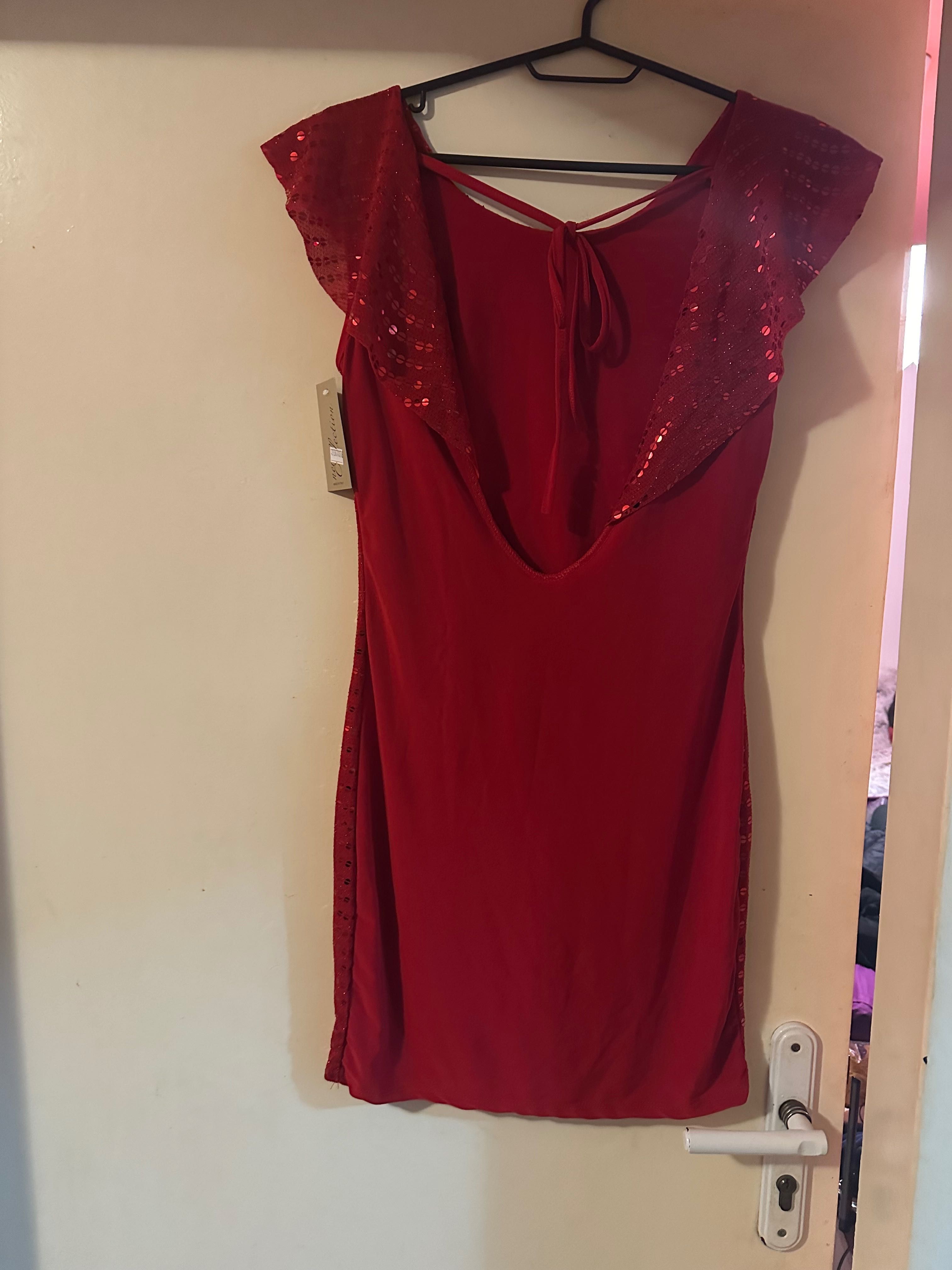 Червена къса рокля