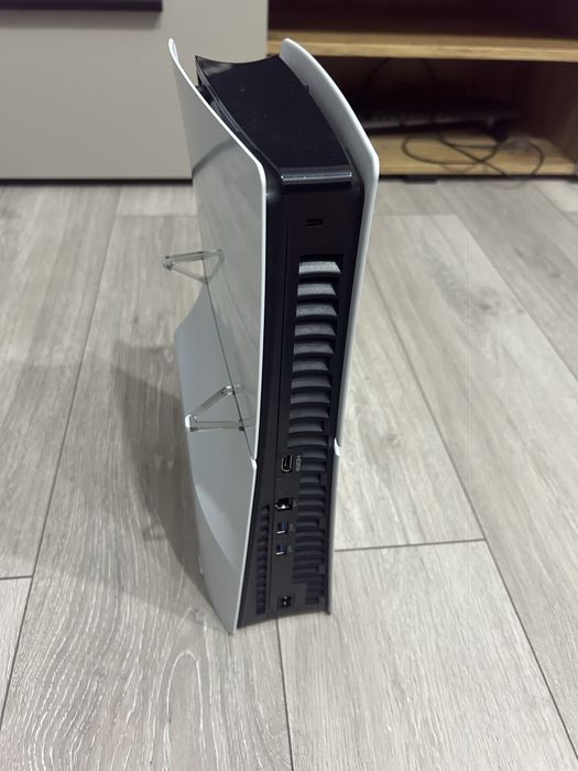 Vand PS5 ca nou + FIFA 25 disk ori schimb cu pc gaming