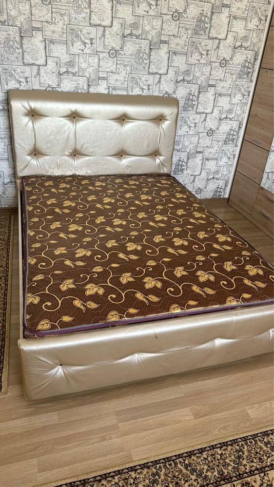 Продам кровать с матрасом