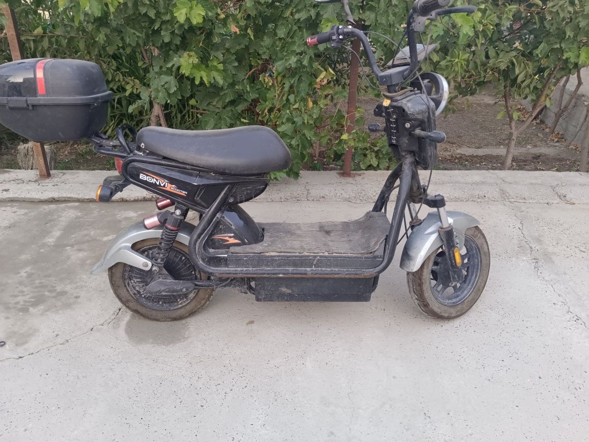 Skuter elektronniy