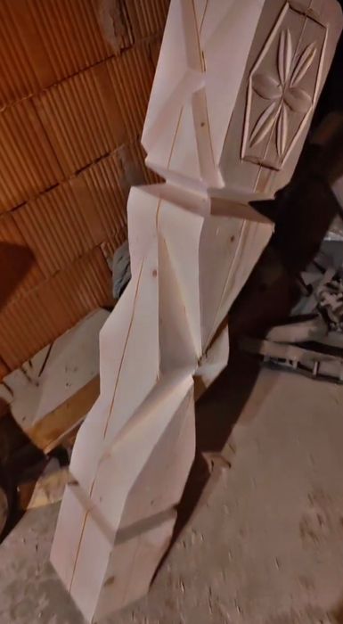 Artă în Lemn: Stâlpi Sculptati pentru Porți și Terase