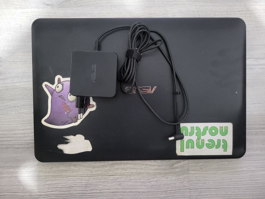 Vând laptop Asus