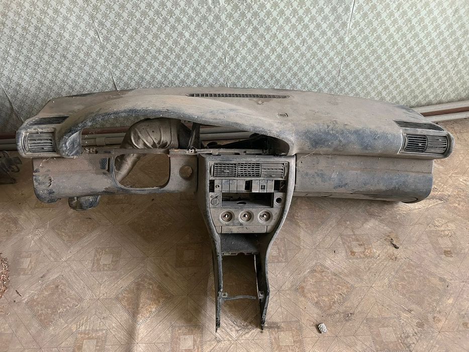 Продам запчасти на ауди 100, с4. 
Дверь (без стекла) - 15.000
Торпеда