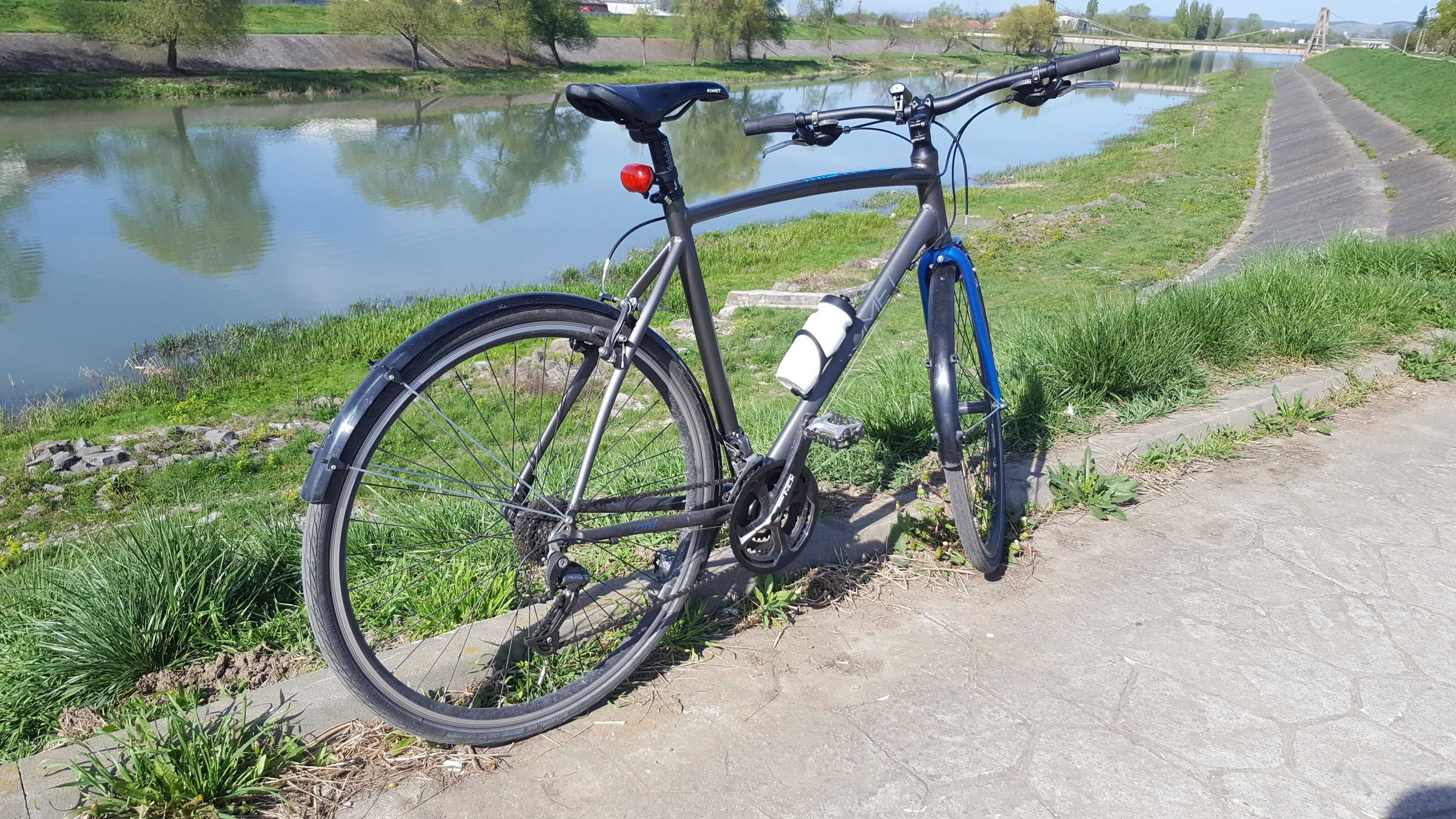 Vand o bicicleta de oras cu roti de 28''