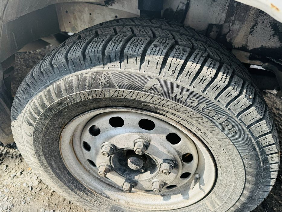 Ford sotiladi. Xolati yaxshi 1995 yil 645.000 probeg