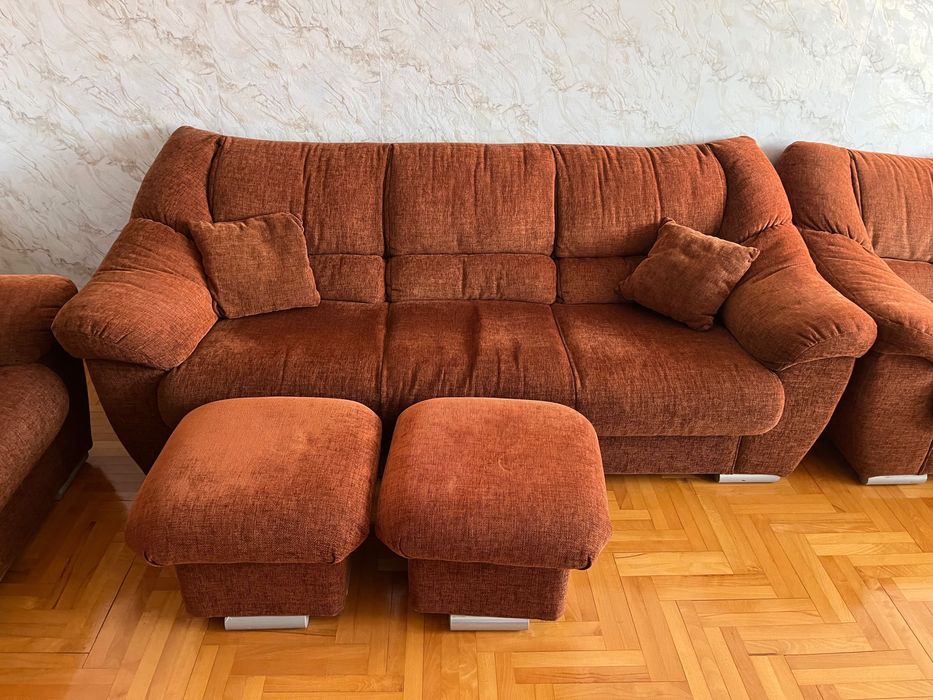 Диван с два фотьойла и две табуретки