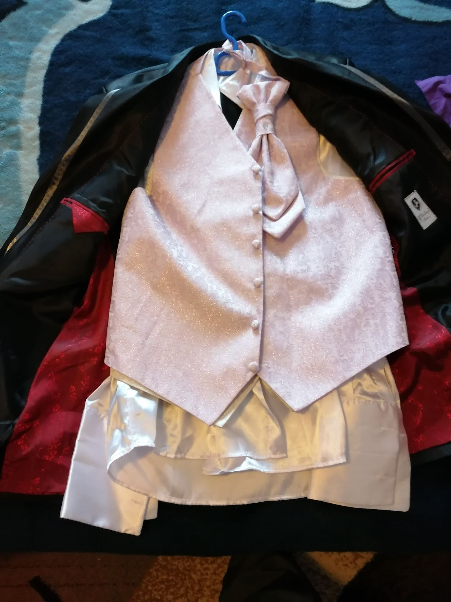 Vînd 2 costume și costum mire și 4geci pile