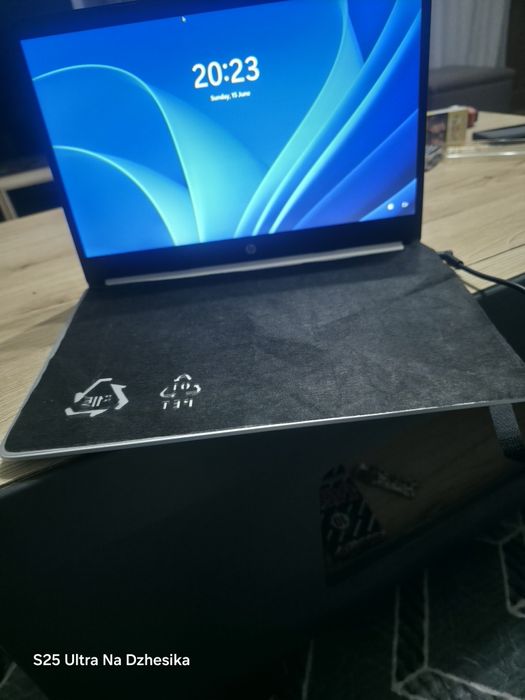 Лаптоп HP със зарядно и калъф