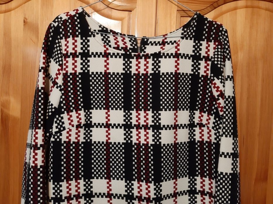 Красива Рокля в Стилно Каре и Кокетна ! НОВА! р-р L !