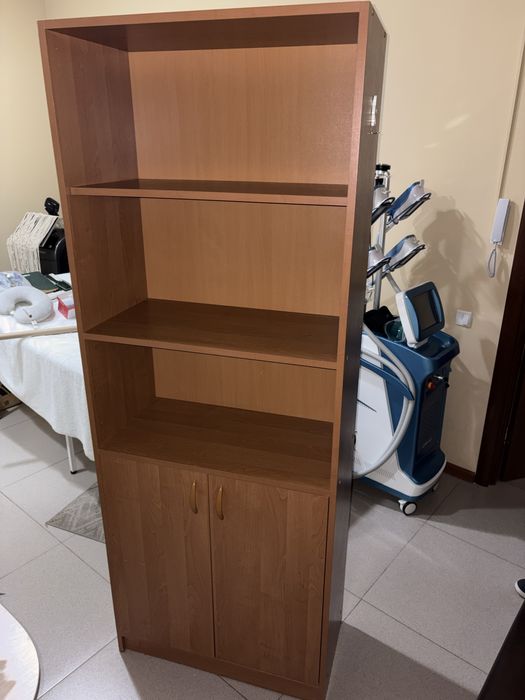 Шкаф с полкамии
