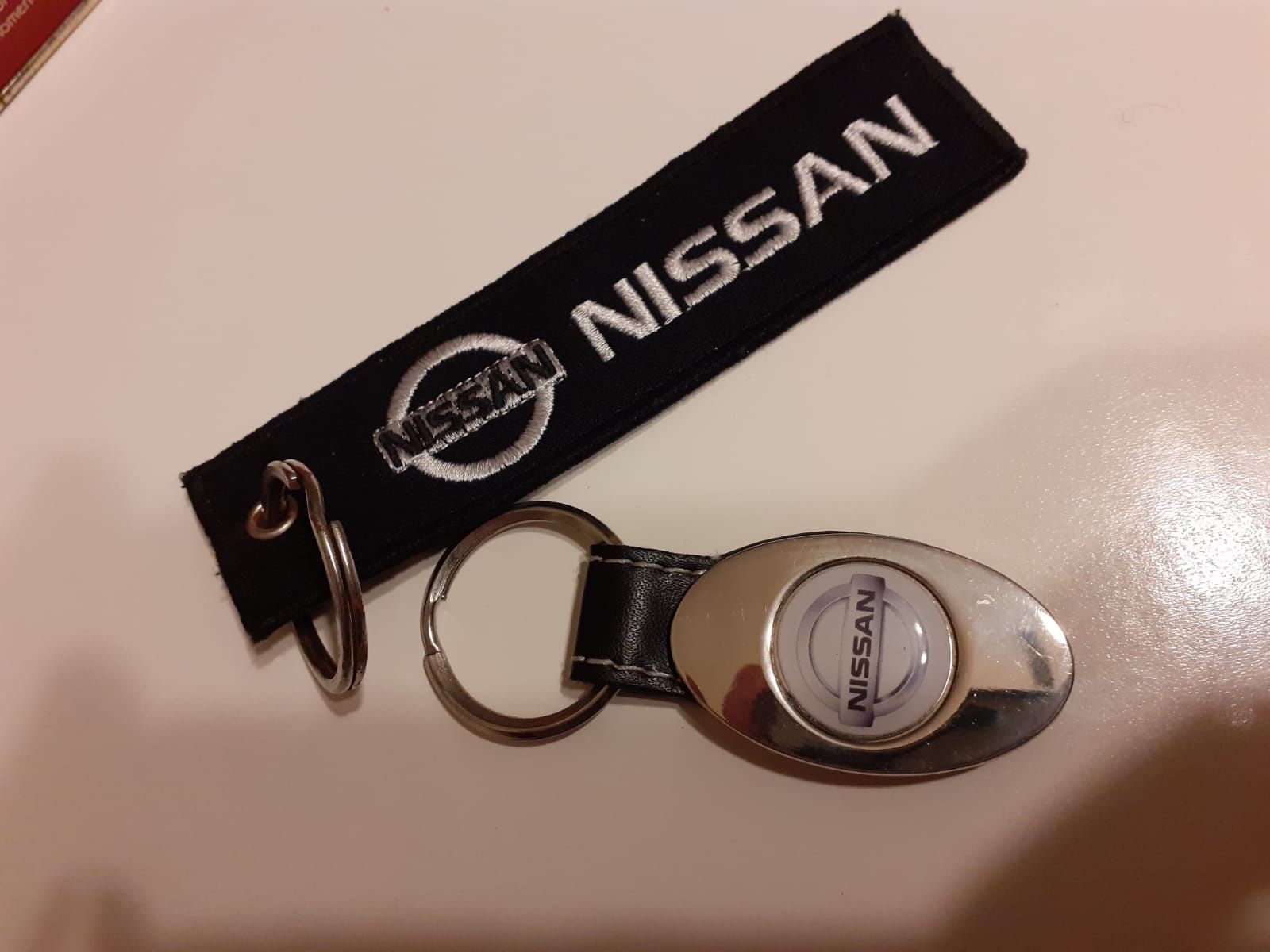 2 brelocuri cu emblema Nissan