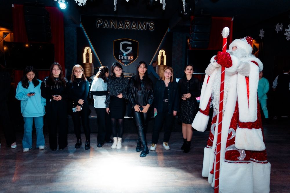 Дед Мороз и Снегурочка  на ваш праздник!