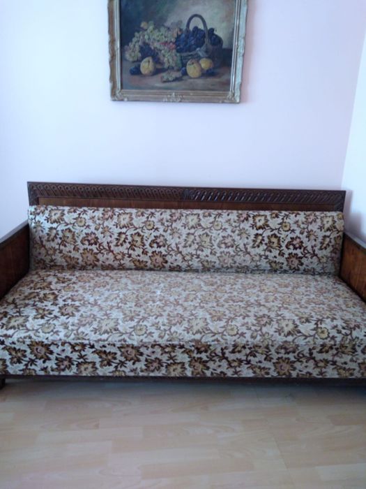 Set Mobila sculptată  MANUAL  în Paltin de India pe furnir de nuc.