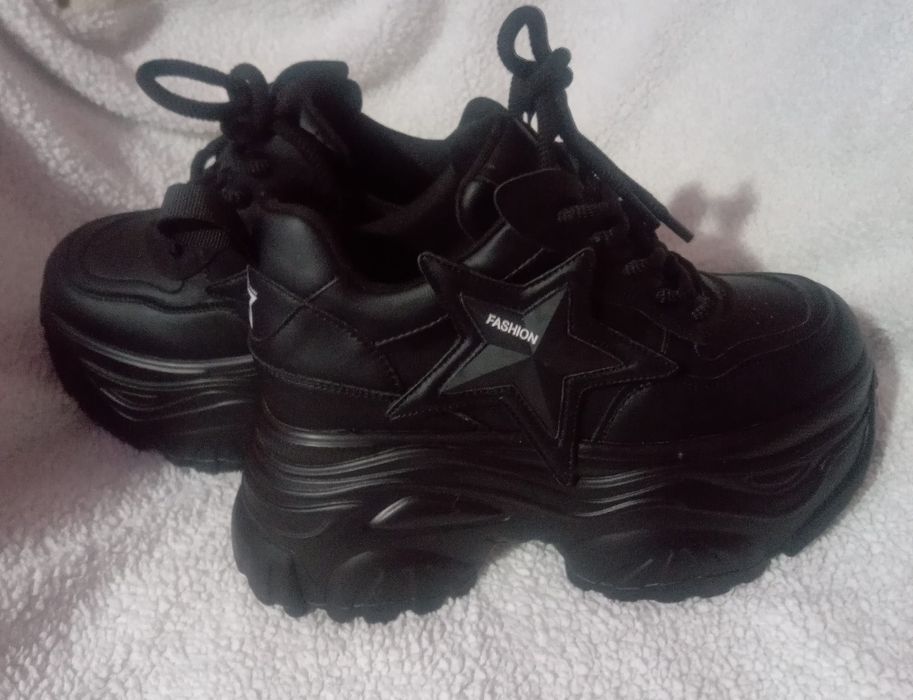 Vând adidași cu platformă