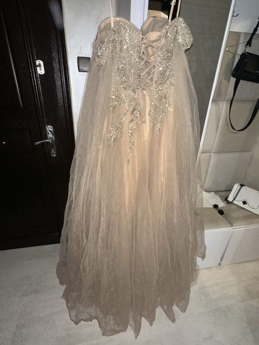 Бална бежова рокля