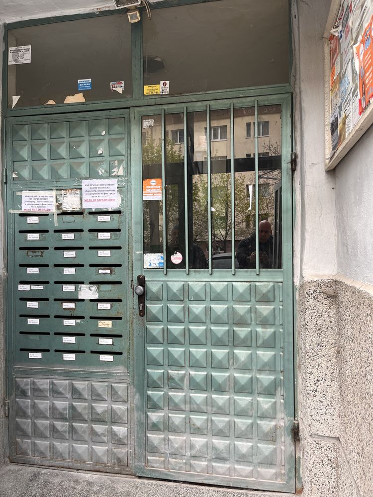 Метална врата за жилищен блок с две крила механизъм и брава за достъп