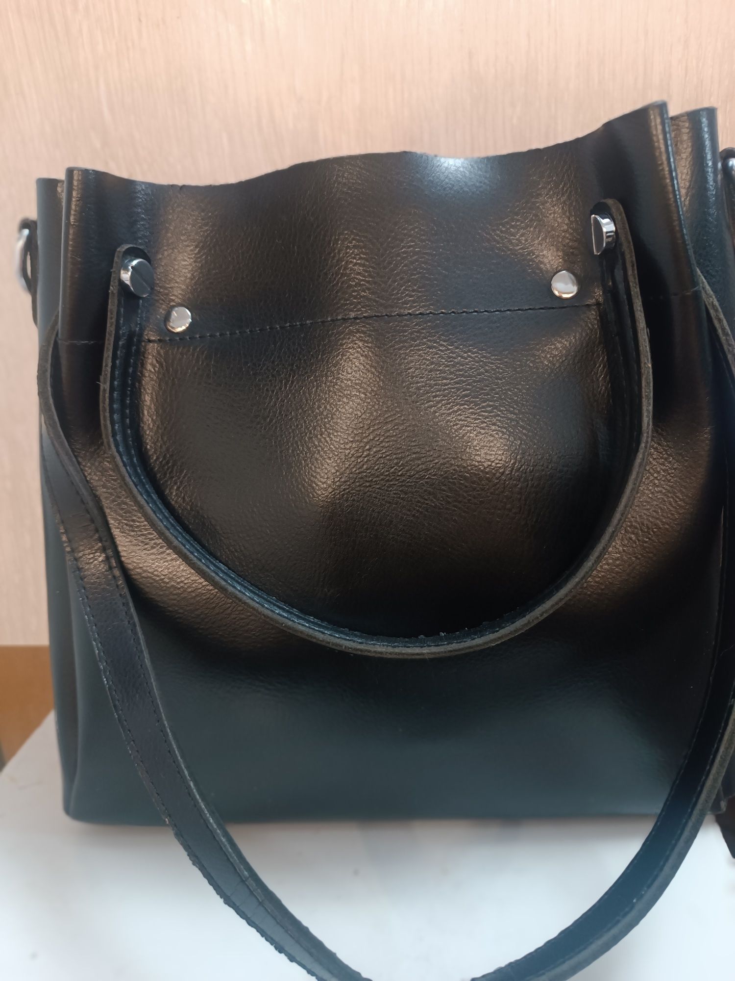 Продам кожаную сумку 28*28