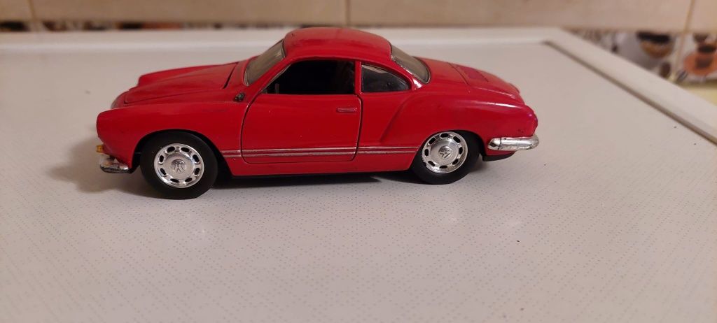 Vînd machetă VOLKSWAGEN kARMANN - GHIA din metal scara 1/ 28