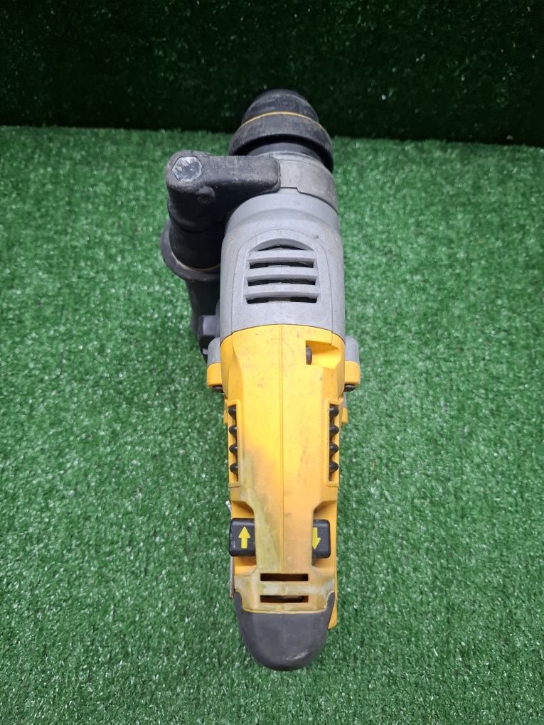 Безчетков перфоратор на DeWALT DCH273