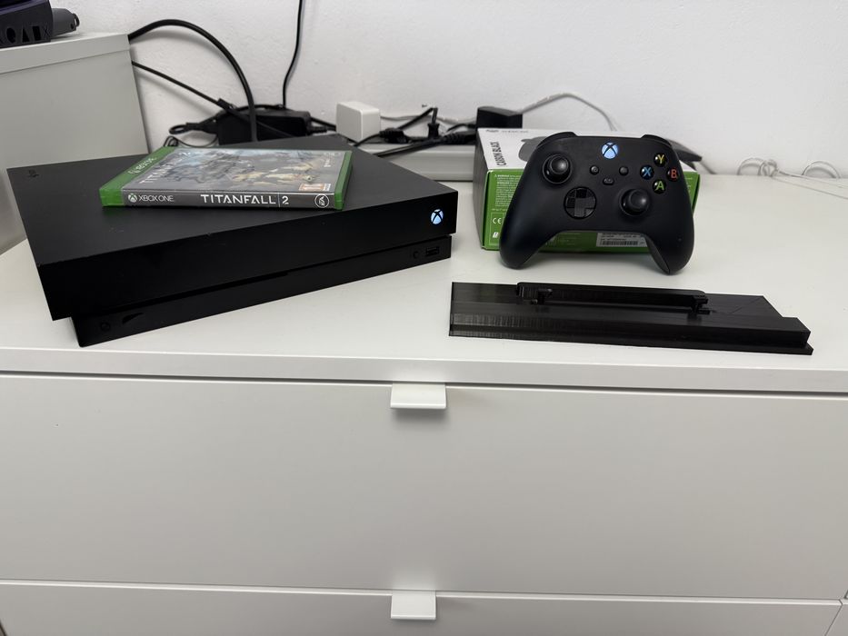 Xbox one X - 1 TB - 1 controller + 1 joc + Stand vertical
