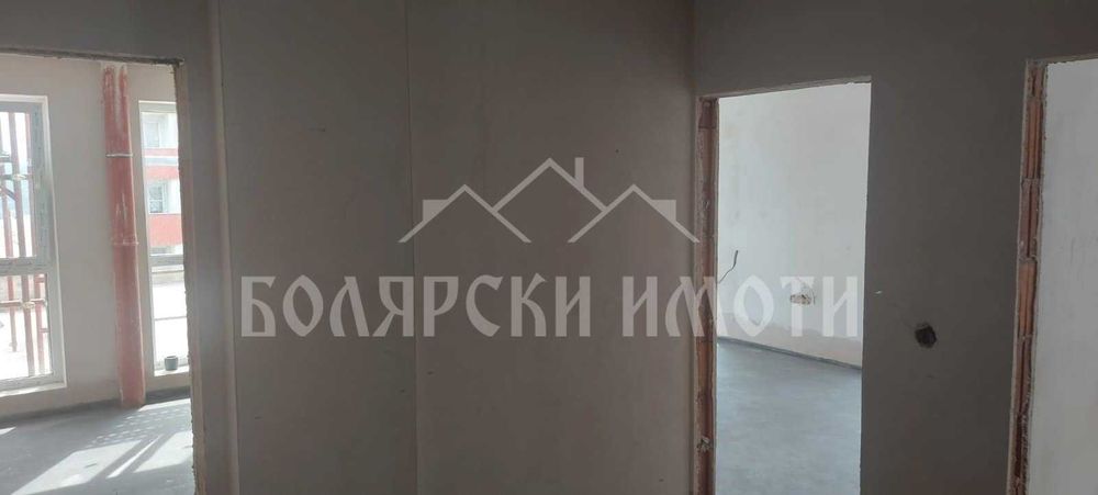 Панорамен тристаен апартамент до Практикер