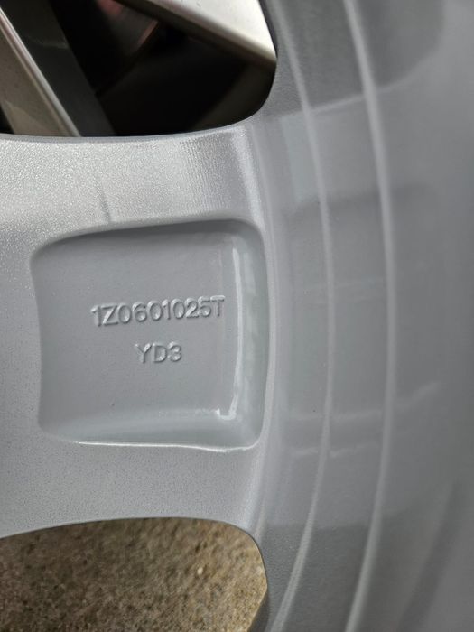 Vând jantă skoda octavia