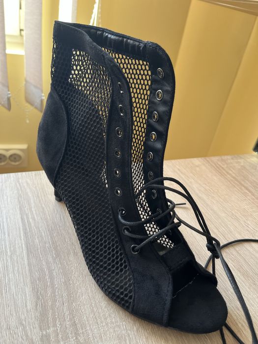 Обувки за латино танци