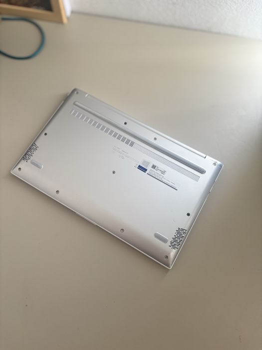 Asus VivoBook S13.. procesor i5-8th gen.. display 13,3” Oled..
