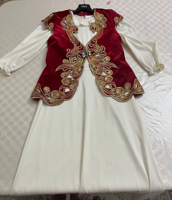 Белая платье с кажекей