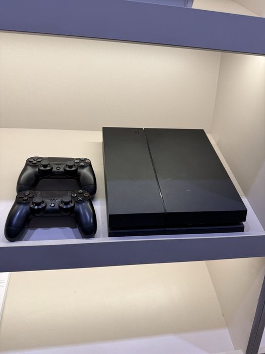 Playstation 4 500 Gb без коробки два джойстика без игр срочно