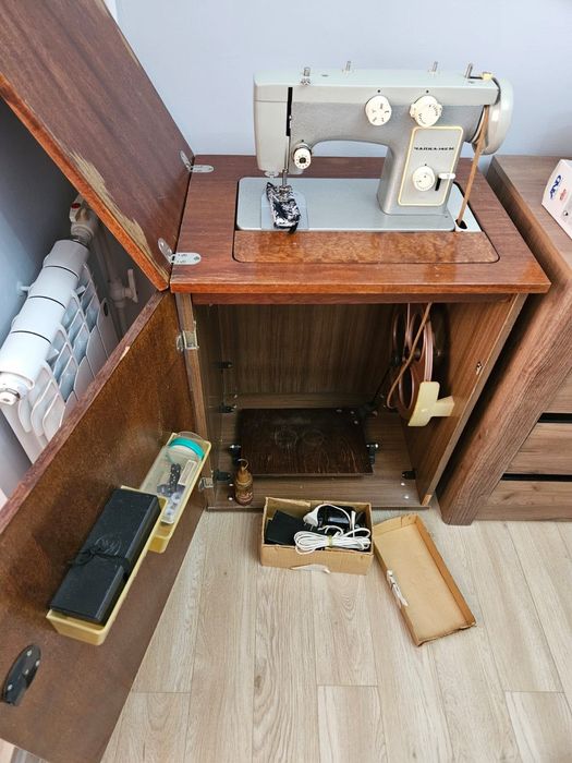 Швейная машинка с электроприводом, советская, Чайка.