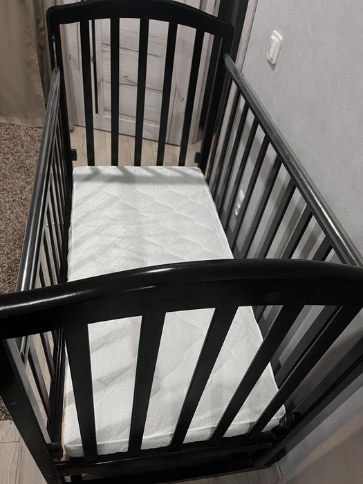 Кроватка с маятником, имеет 2 положения, с ортопедическим матрасом.