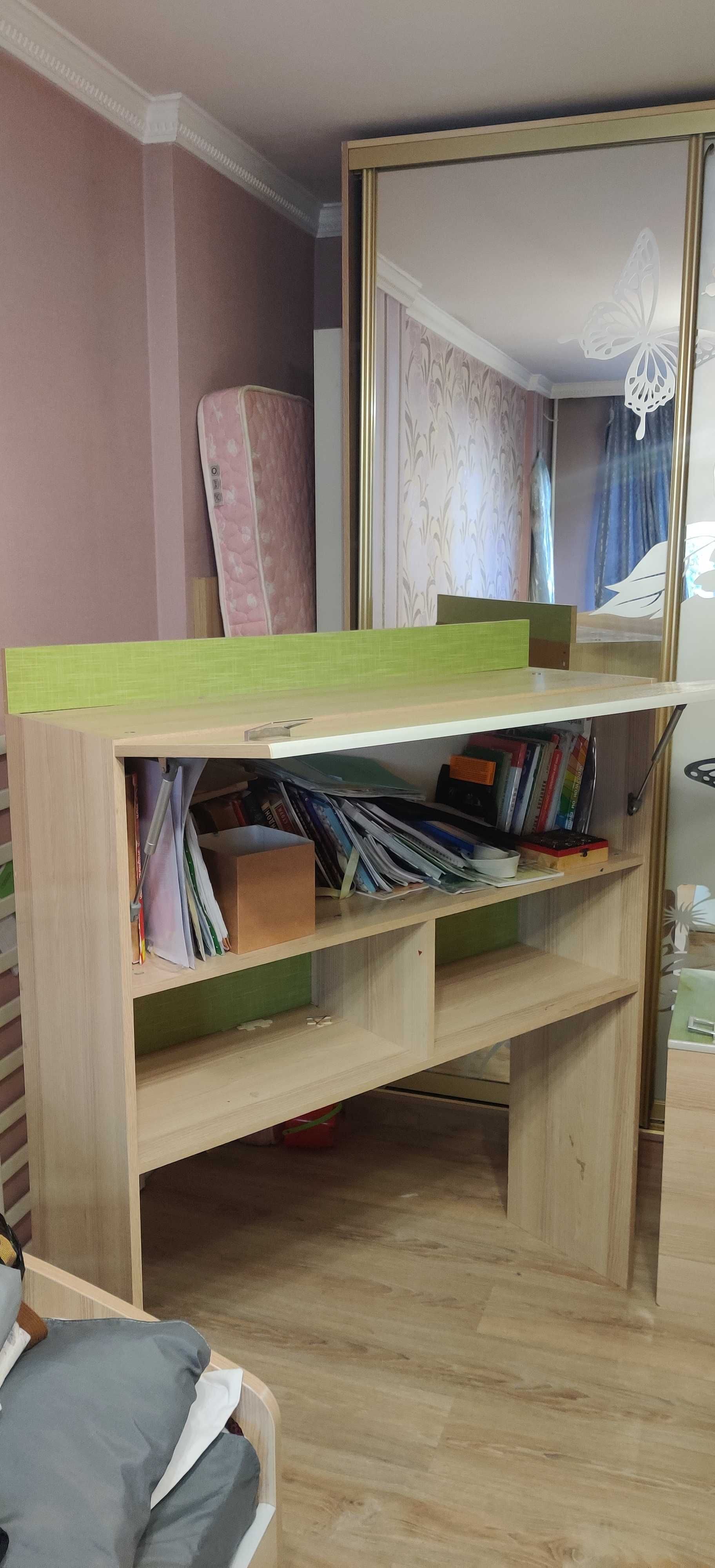 Детский письменный стол с верхним шкафом для книг.