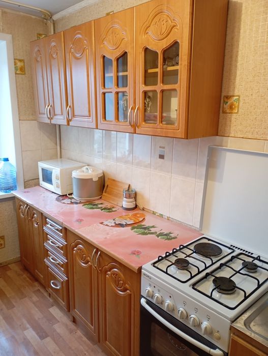 Продам 2 кухонных гарнитура..один новый 160000т 1.6 м..второй б/у