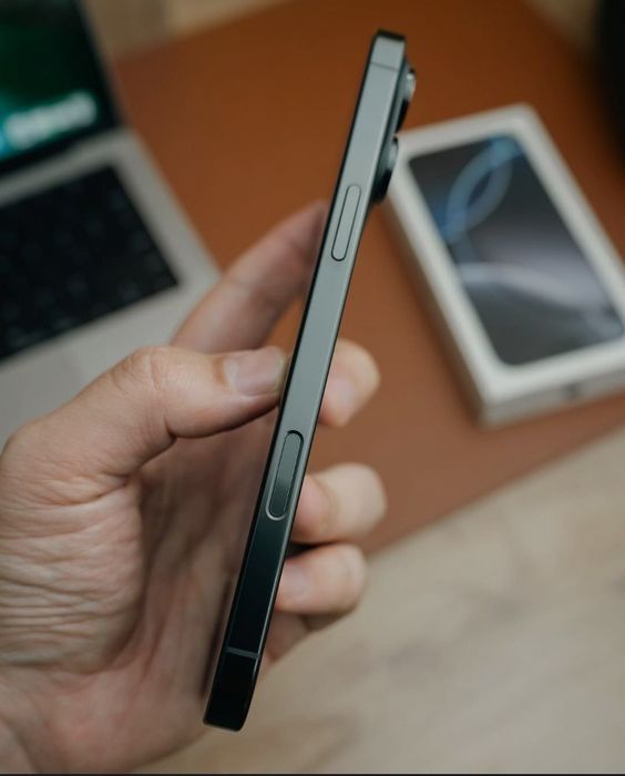 iPhone 16 Pro Max qora titanium
- Xotira: 256 GB
- Hudud: LL/A
- Batar
