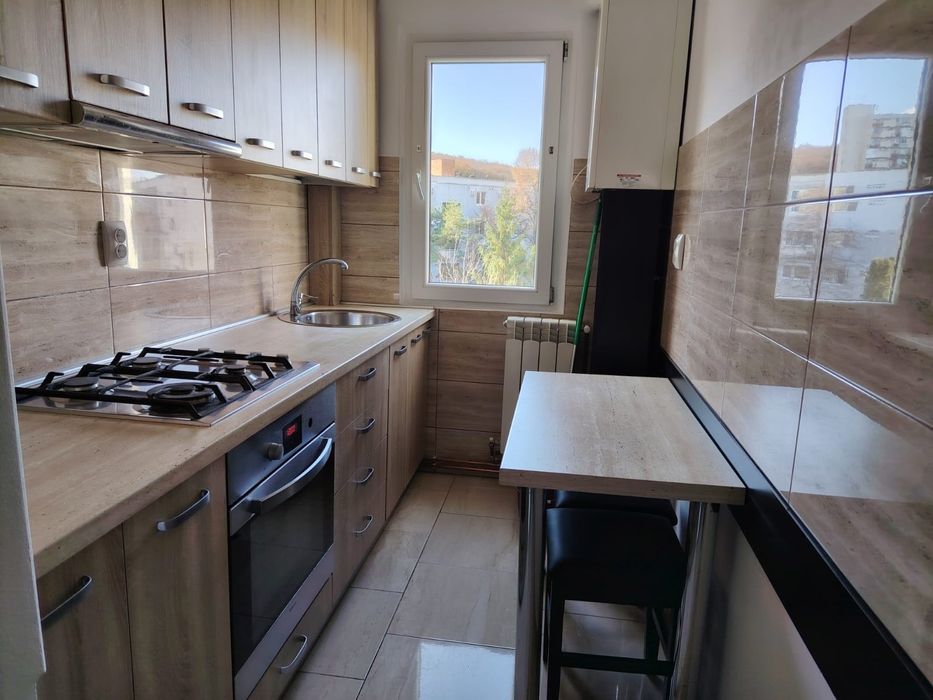 Apartament 3 camere de închiriat