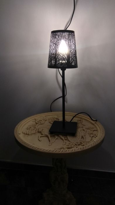 Метална лампа, може да се декорира за детска стая с екшън фигурки.