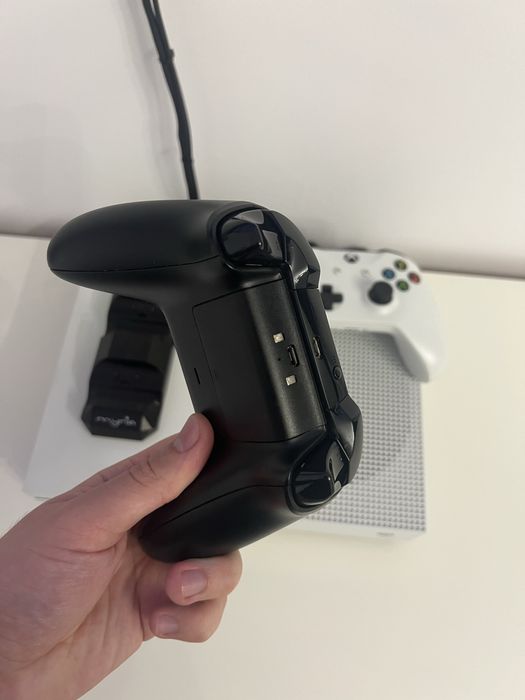 Vând Xbox One S+ 2 manete