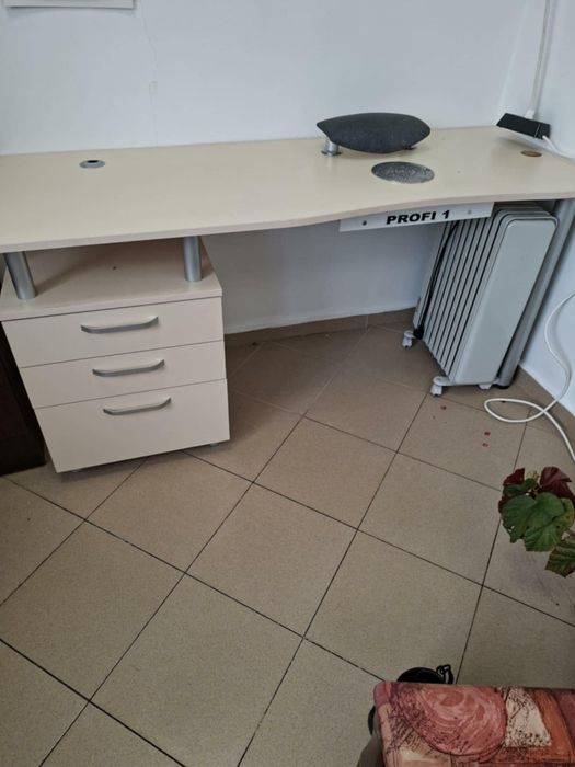 Бюро за маникюр с вграден прахоловител