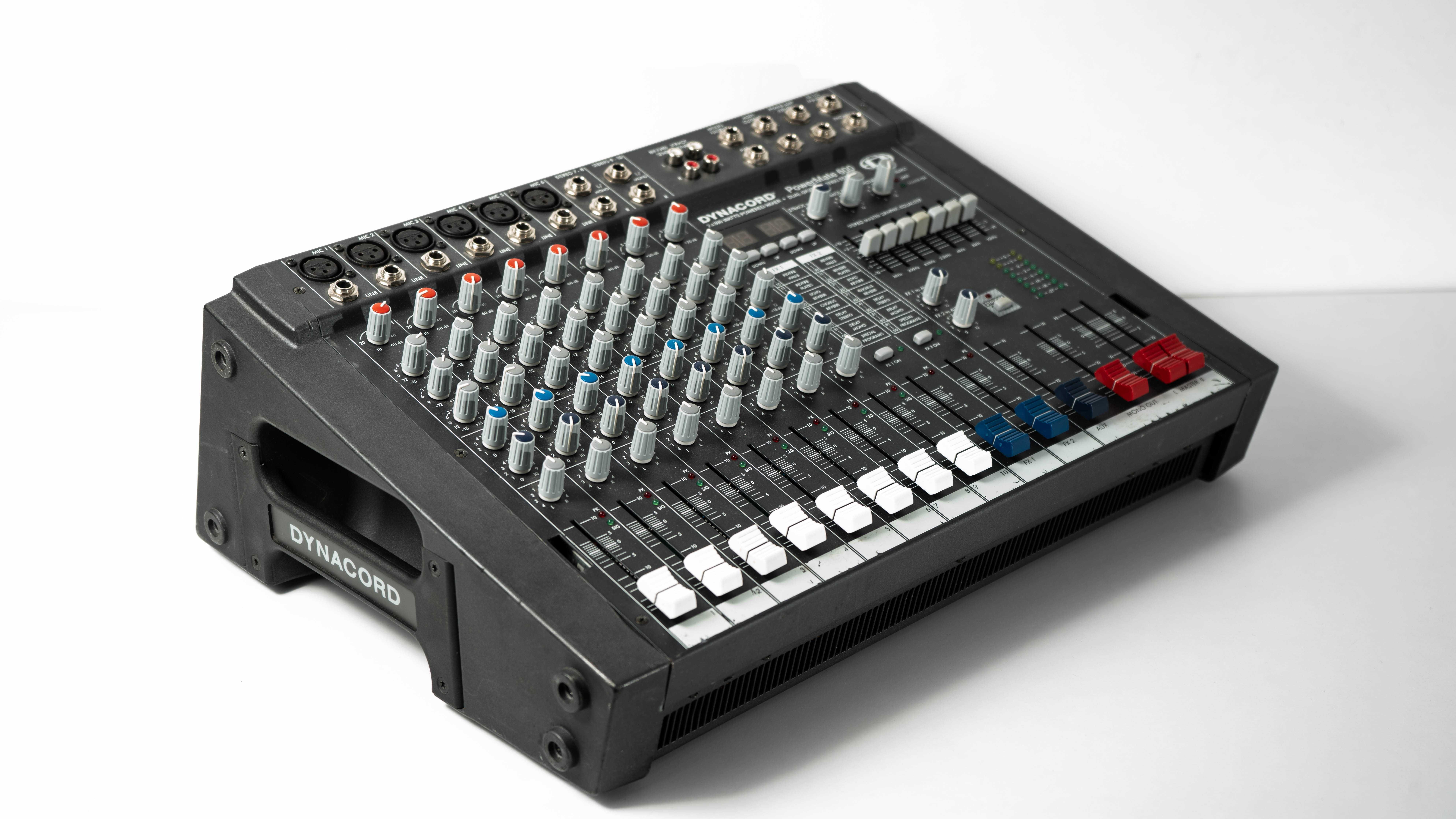 Dynacord Powermate 600-1 / Активен пулт с чанта