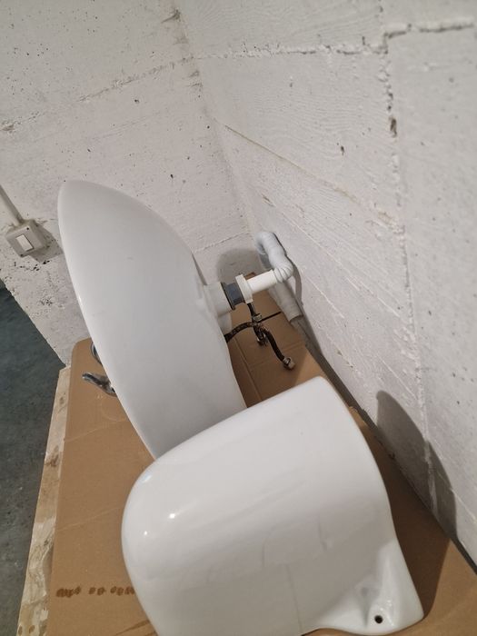 Vand lavoar cu baterie suspendat