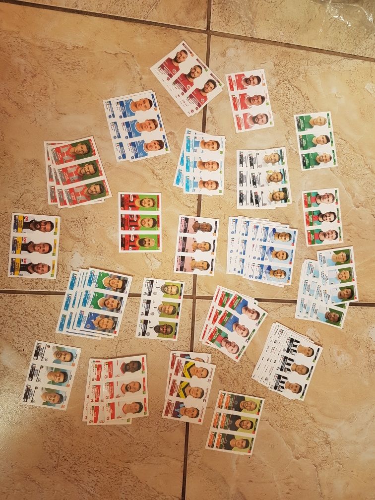 209 cartonașe cu fotbaliști Panini 2017-2018.