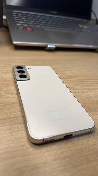 Samsung S22 5G 
Holat 10/9
Snapdragon 8Gen 1
8/256GB 
3700mah 
Korea