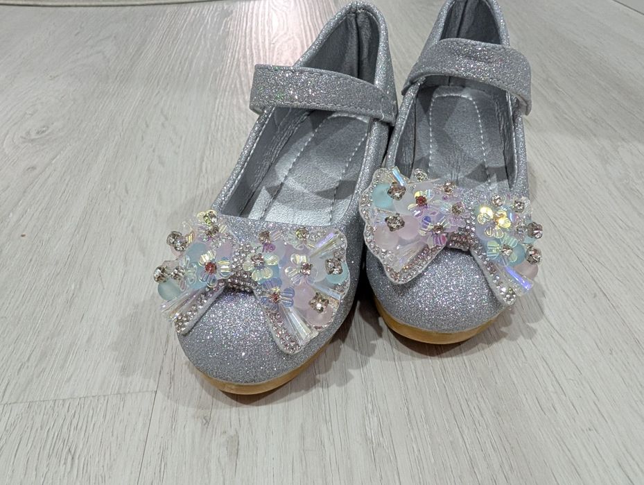 Продам новые туфли Принцессы Новогодние на девочку 28 р.