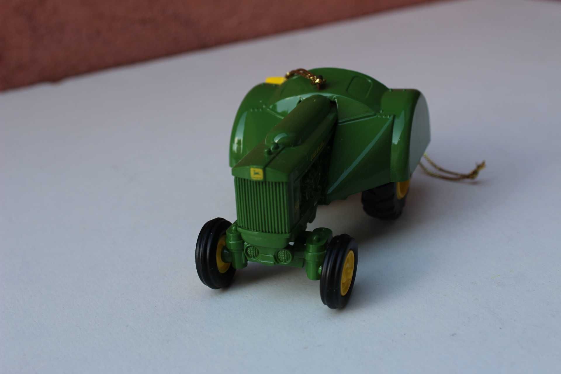 Set 2 decoratiuni de colectie JOHN DEERE, piese f rare, NOI in cutie