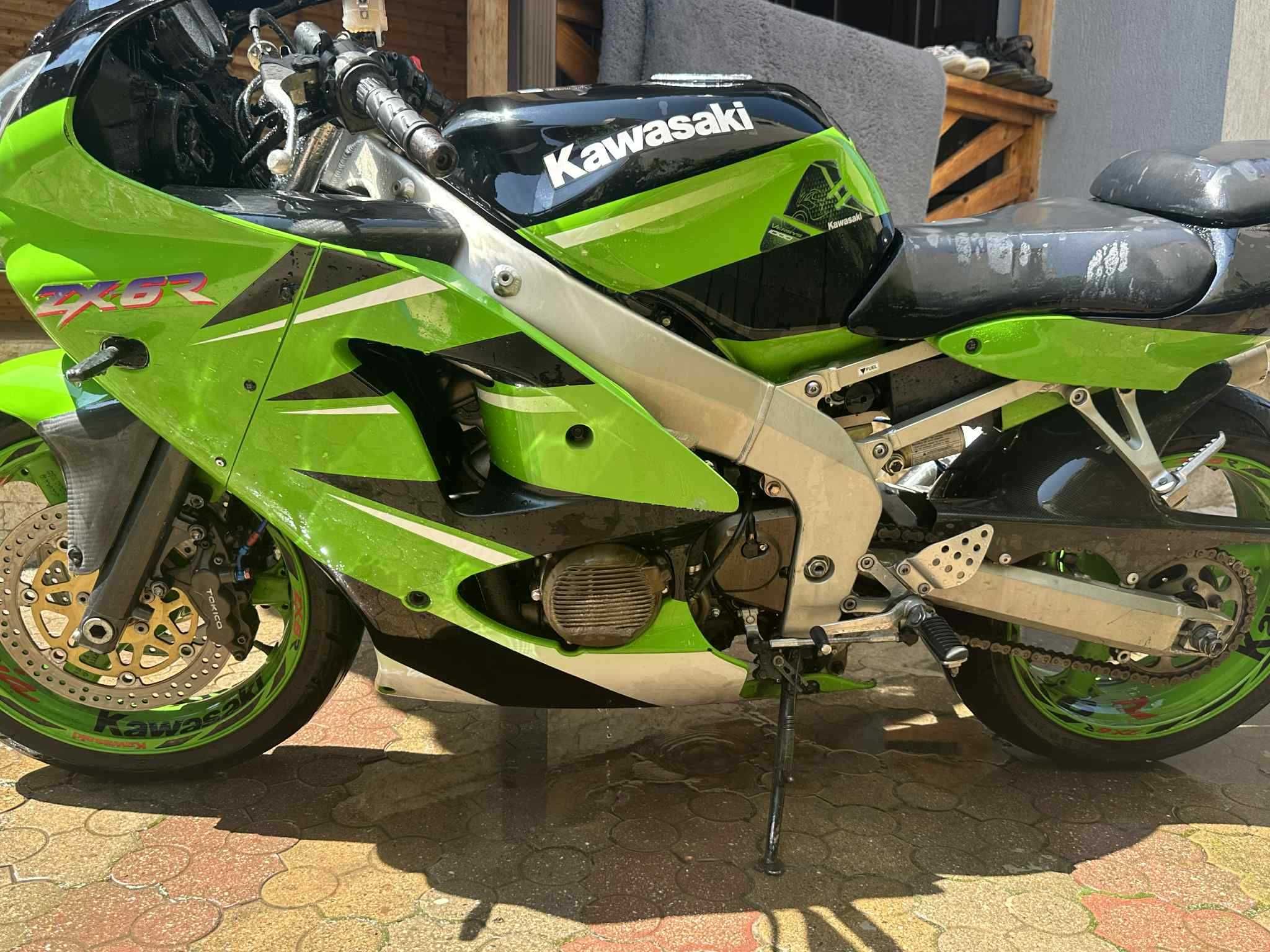 Kawasaki ZX600J din 2000.