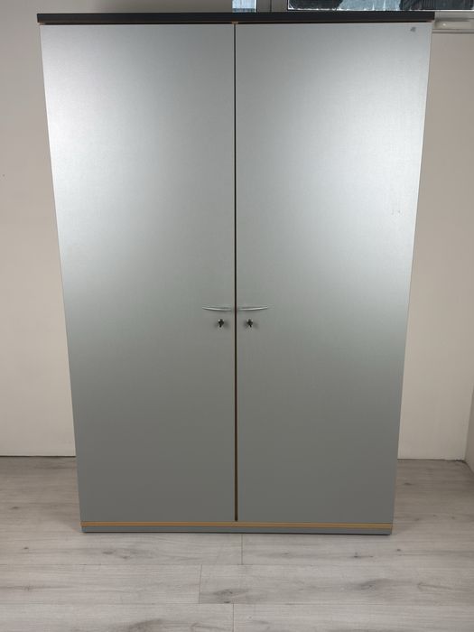 Практичен шкаф за съхранение на папки, книги и други матрияли;