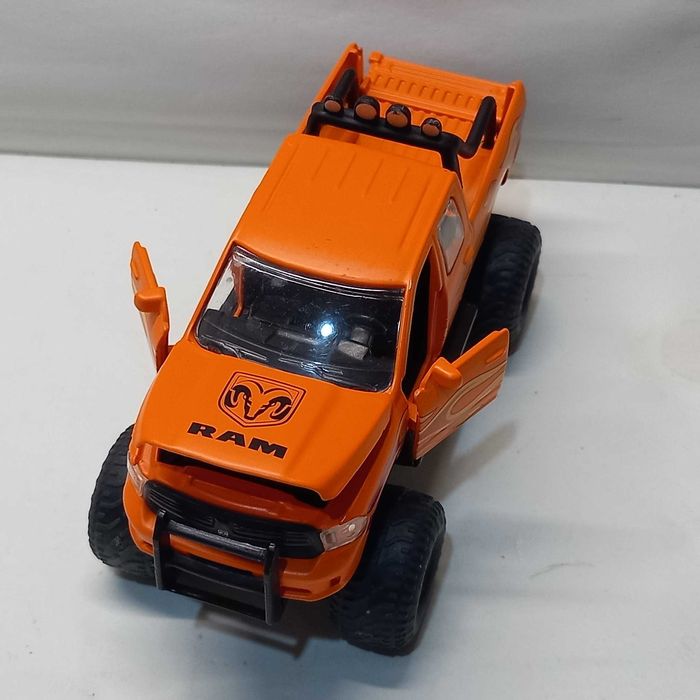 Siku Dodge Ram 1500 cu anvelope cauciuc, scara 1/50, ca nouă