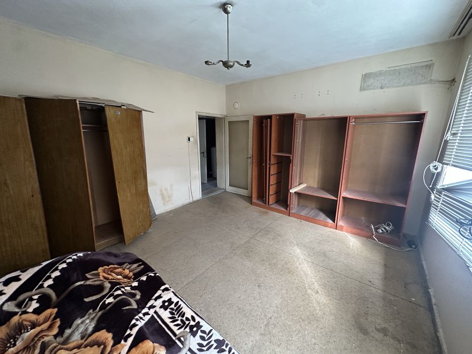 Самостоятелен етаж от двуетажна къща ,Център Добрич