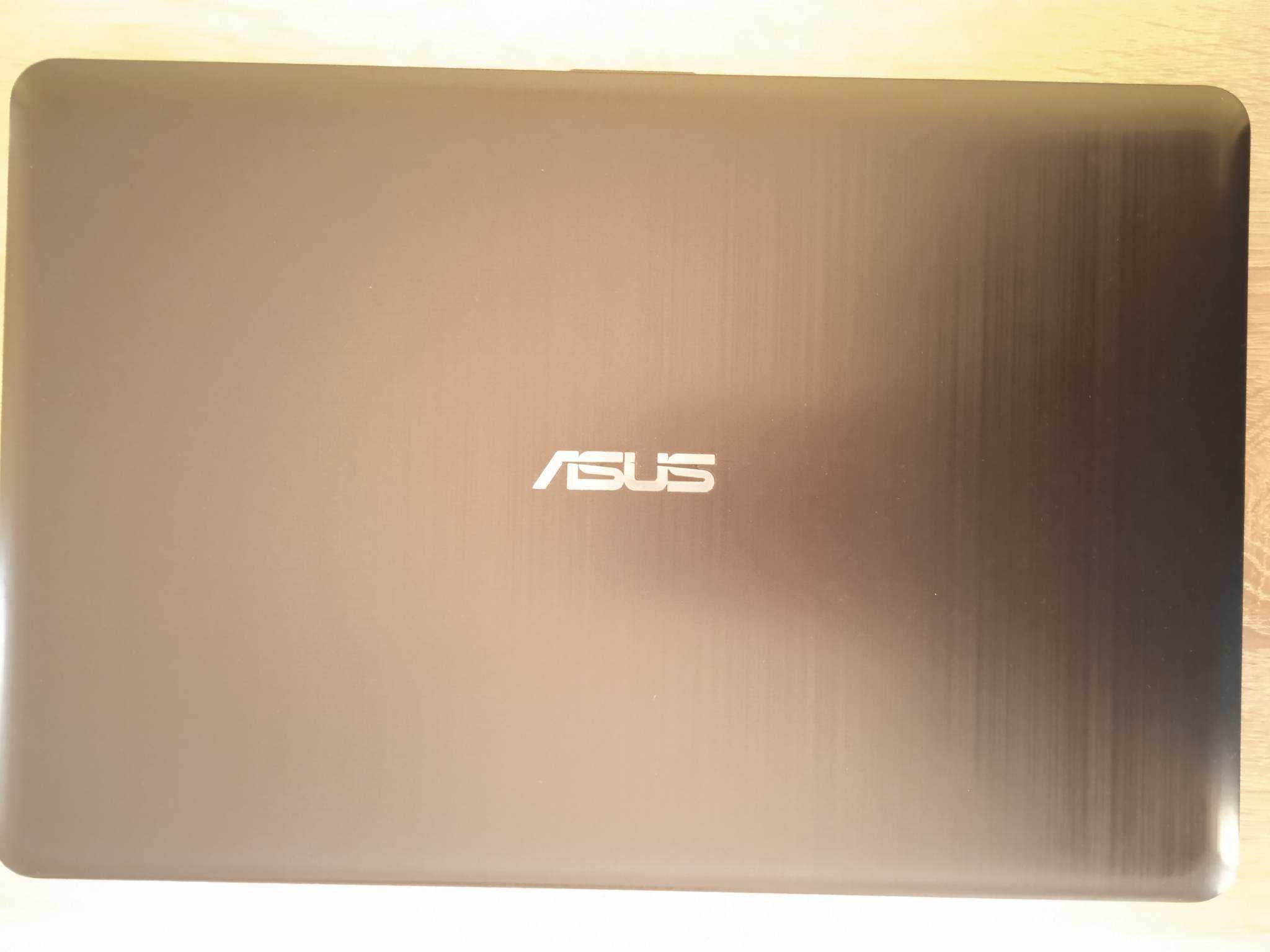 Продавам лаптоп ASUS, запазен и малко използван